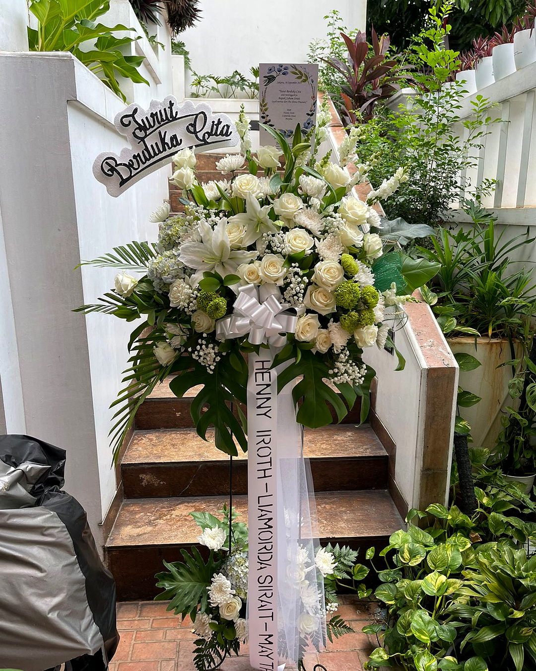White Condolence Standing Premium